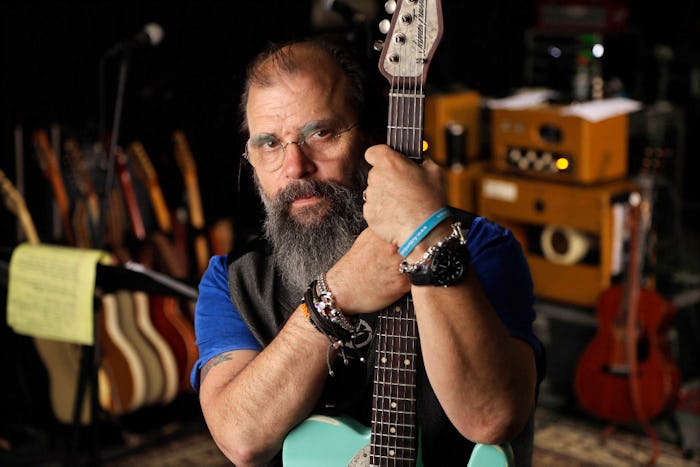 Steve Earle enlists Miranda, Willie to revisit outlaw music